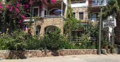 Four Seas Apart Hotel